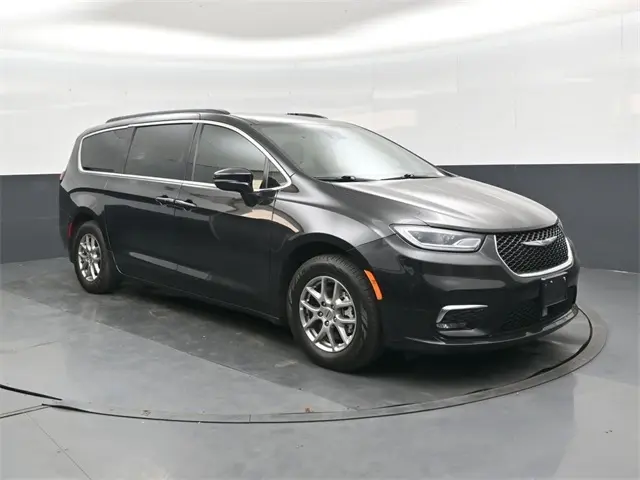 2022 Chrysler Pacifica Touring's photo