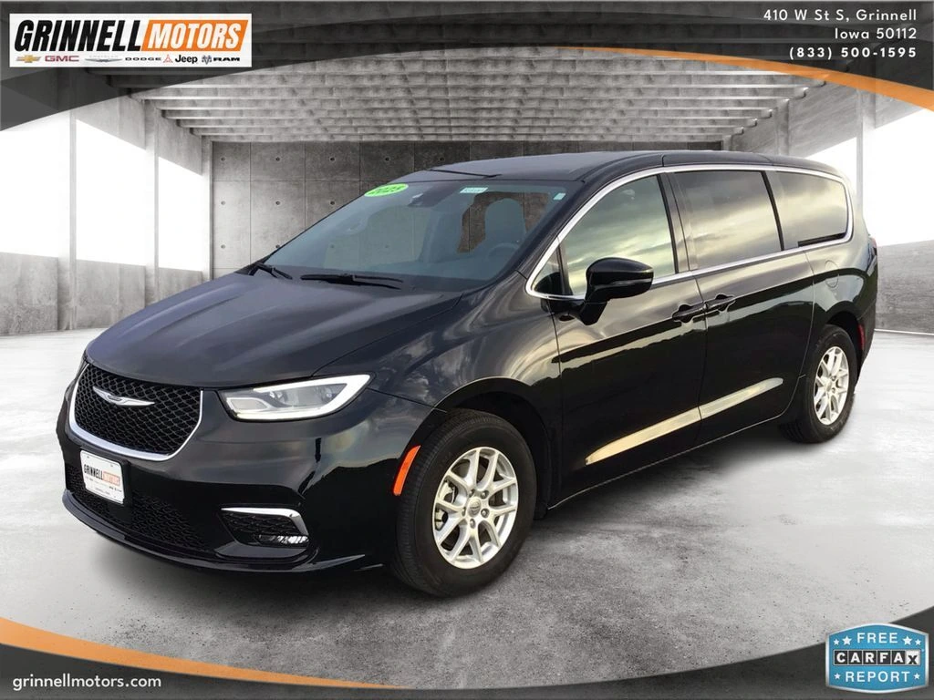 2025 Chrysler Pacifica Select's photo