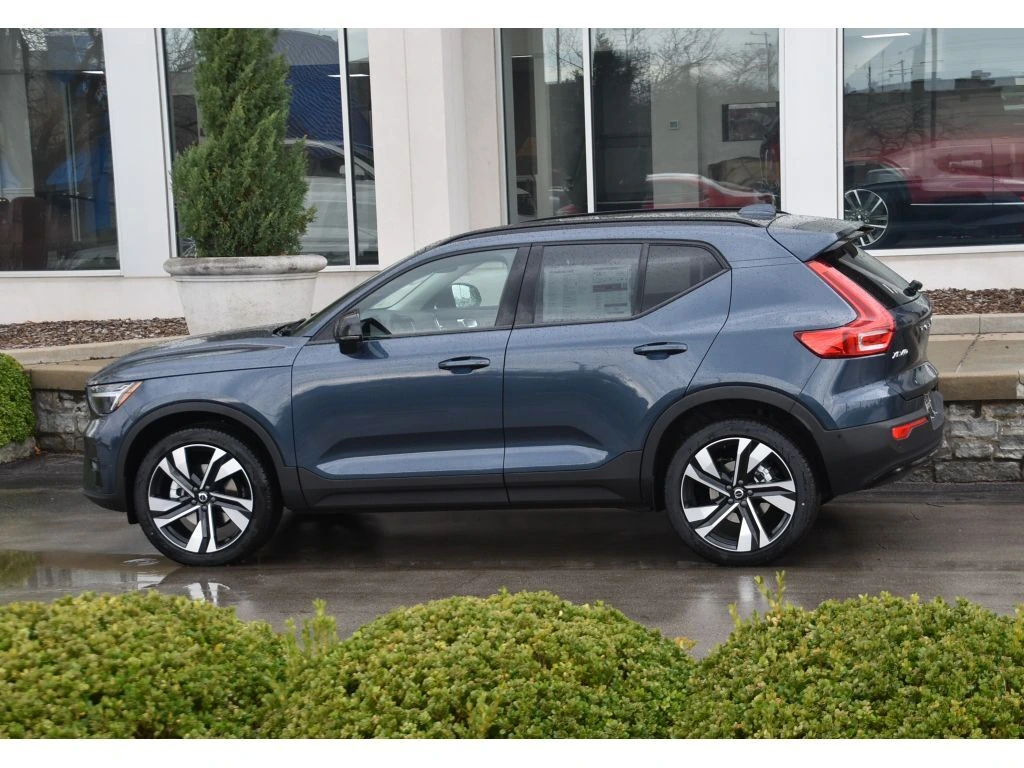 2026 Volvo - image 7