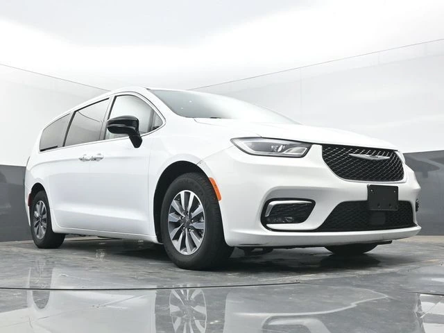 2024 Chrysler Pacifica Hybrid Select PHEV's photo