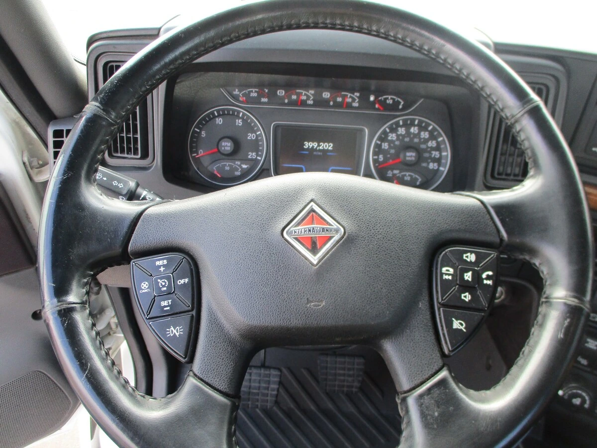 2019 International LT - image 15