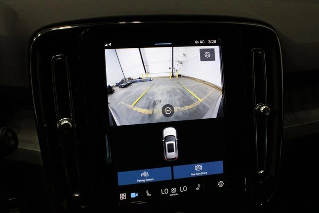 2025 Volvo - image 38