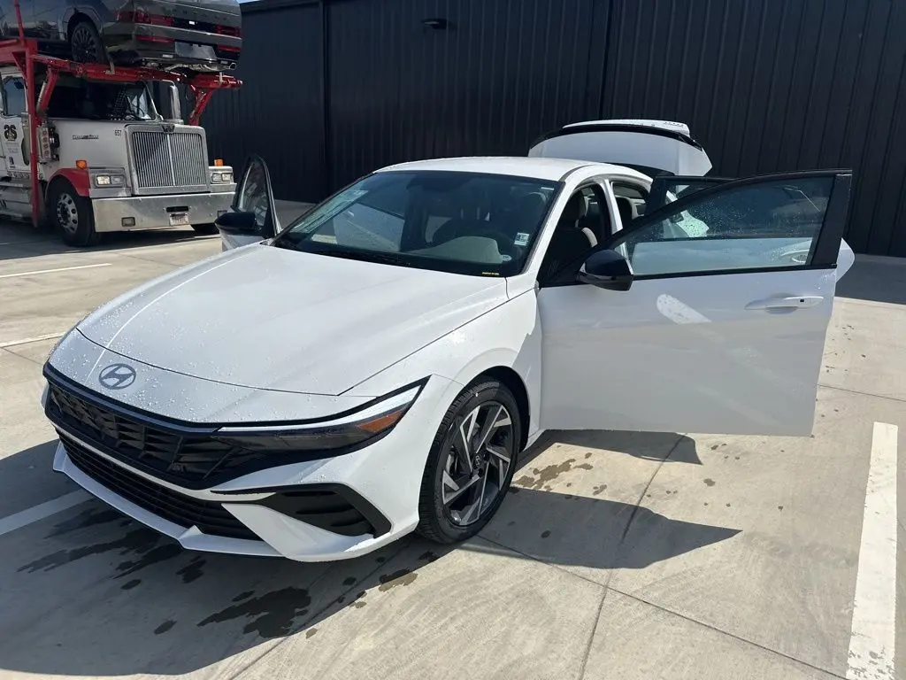 2025 Hyundai Elantra SEL Sport photo 11