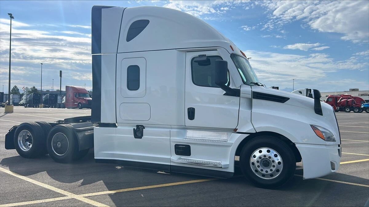 2025 Freightliner Cascadia — photo 4