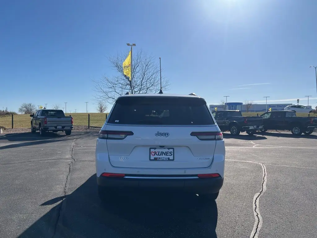 2023 Jeep Grand Cherokee Laredo photo 4