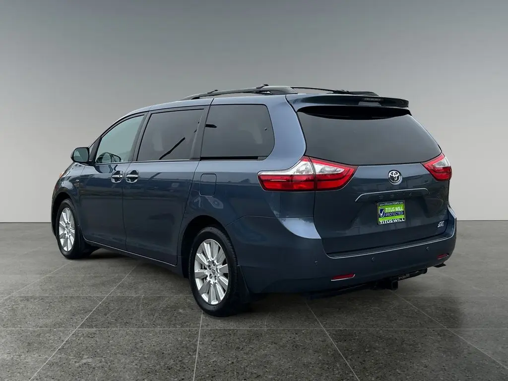 2017 Toyota Sienna XLE Premium photo 3