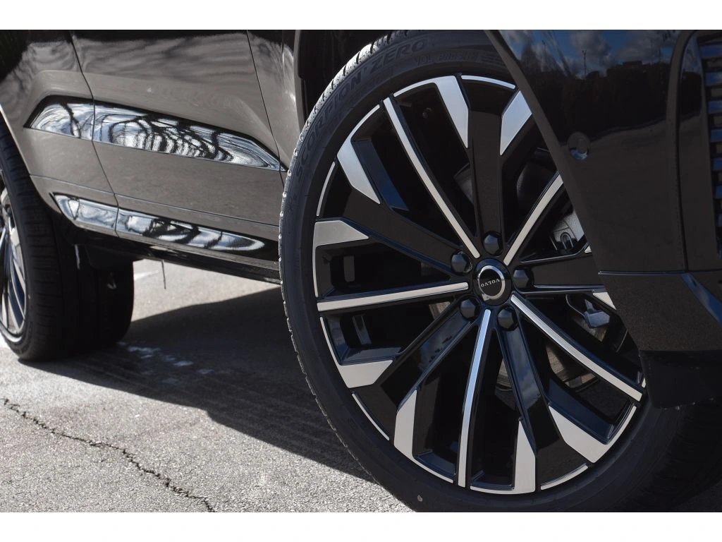 2026 Volvo - image 9