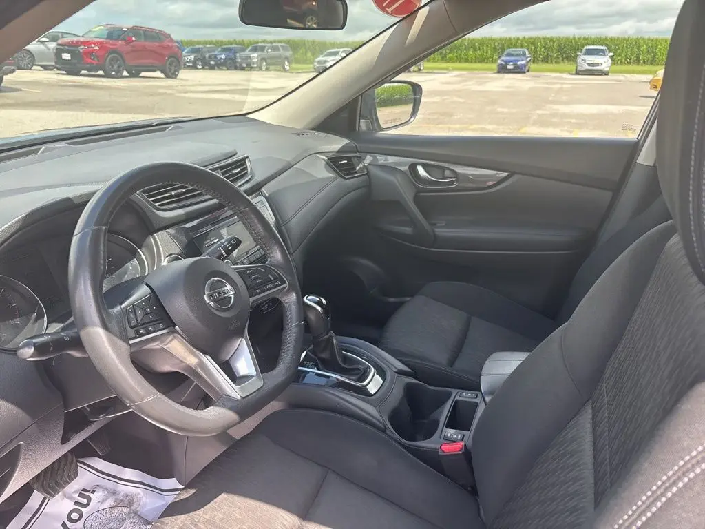 2017 Nissan Rogue SV photo 9