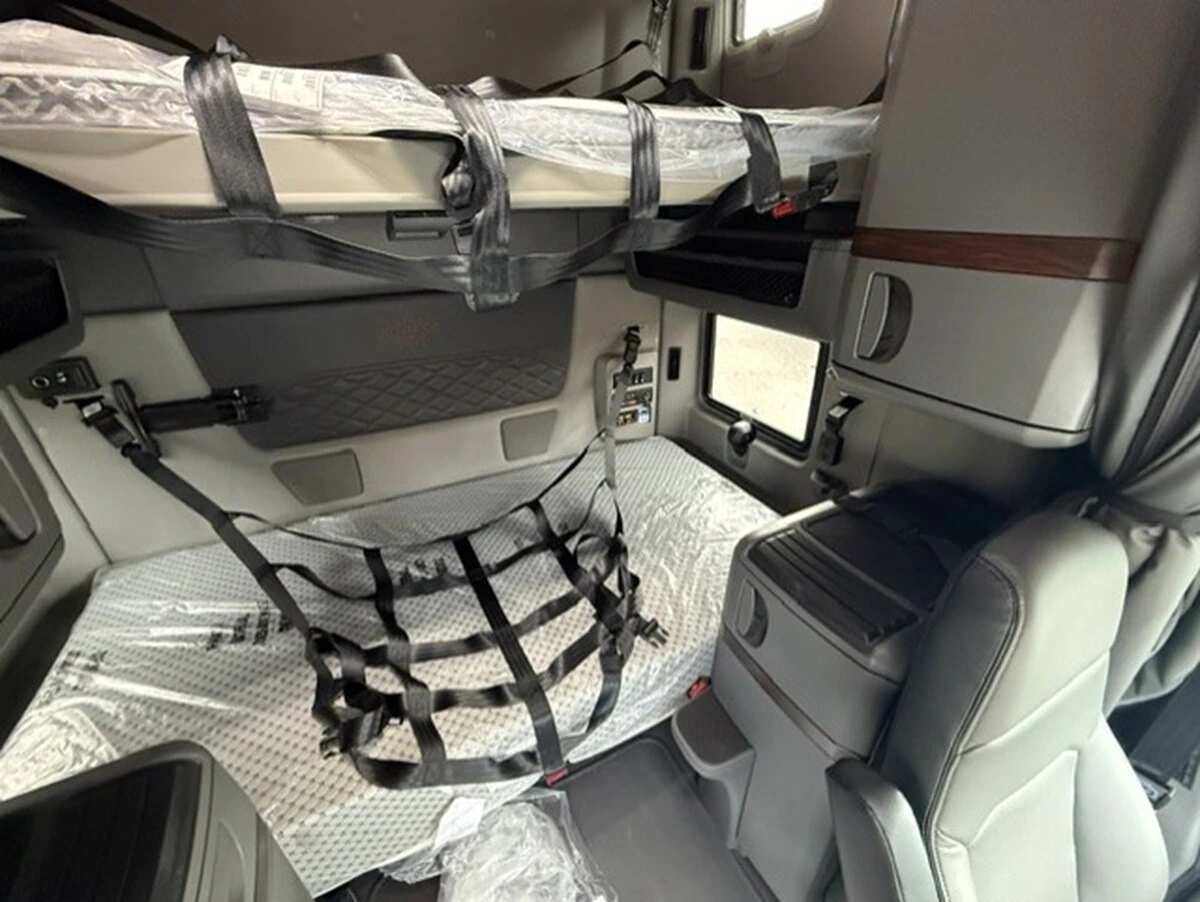 2027 International LT — photo 6