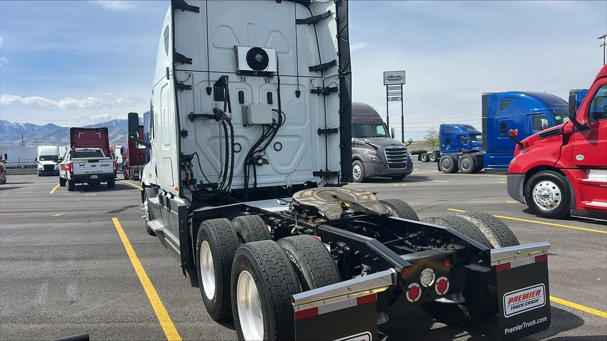 2022 Freightliner Cascadia - image 2