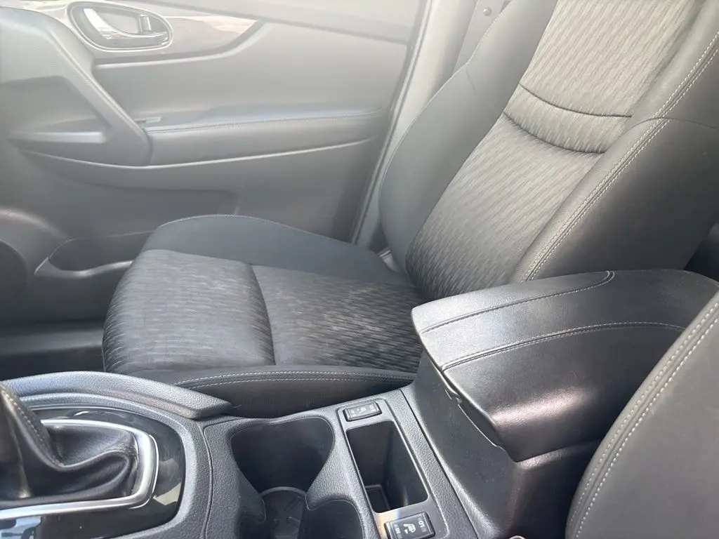 2017 Nissan Rogue SV photo 22