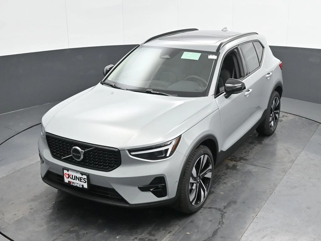 2025 Volvo - image 37