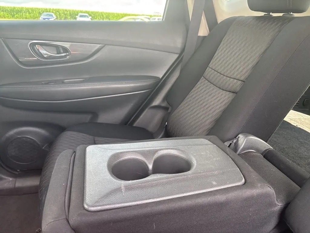 2017 Nissan Rogue SV photo 24