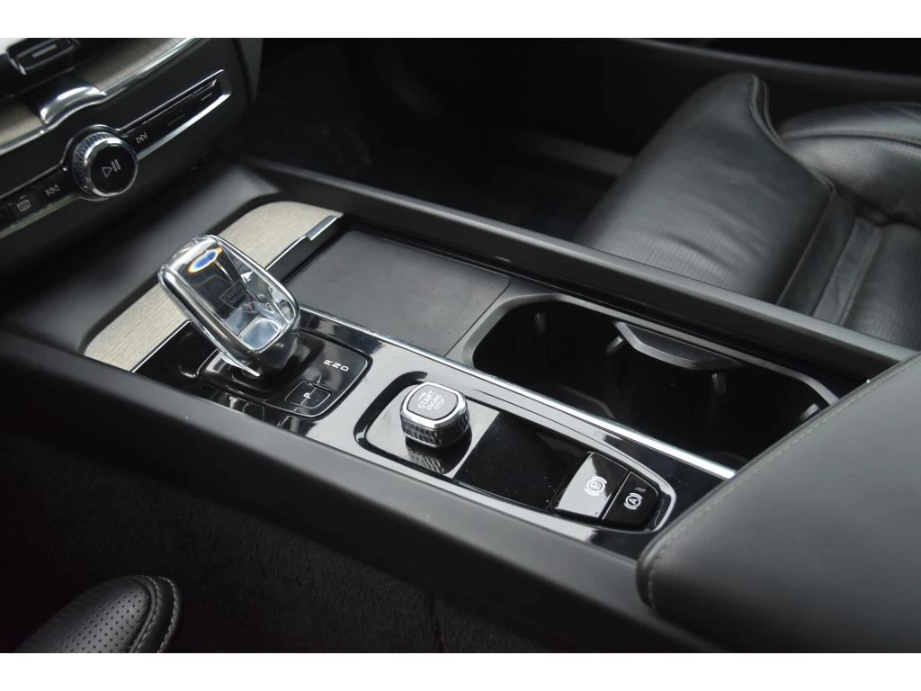 2022 Volvo - image 37