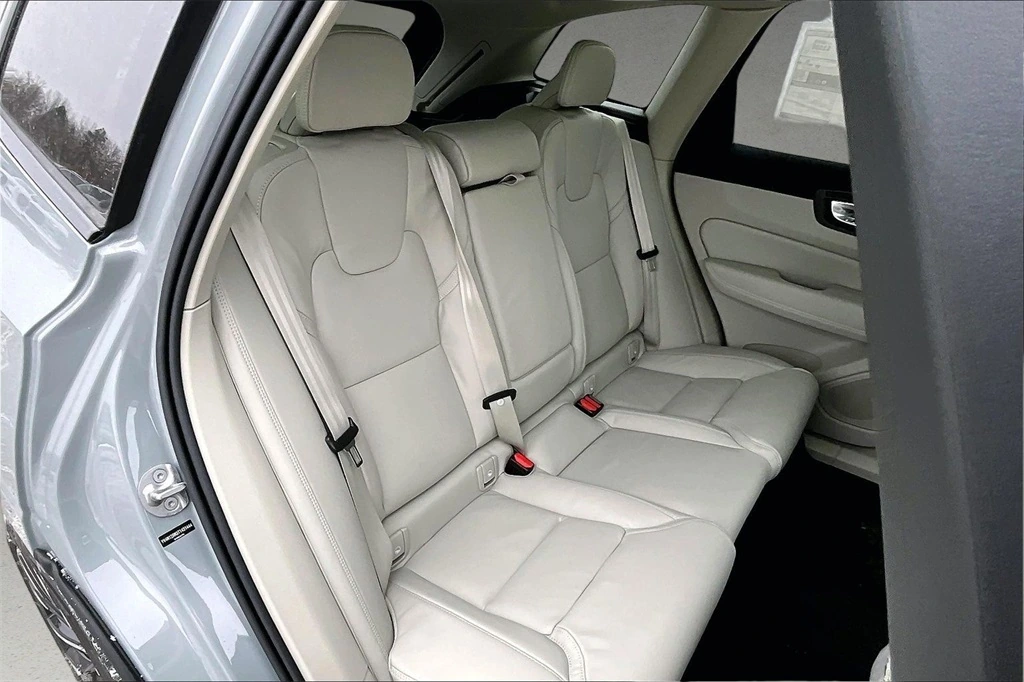 2026 Volvo - image 9