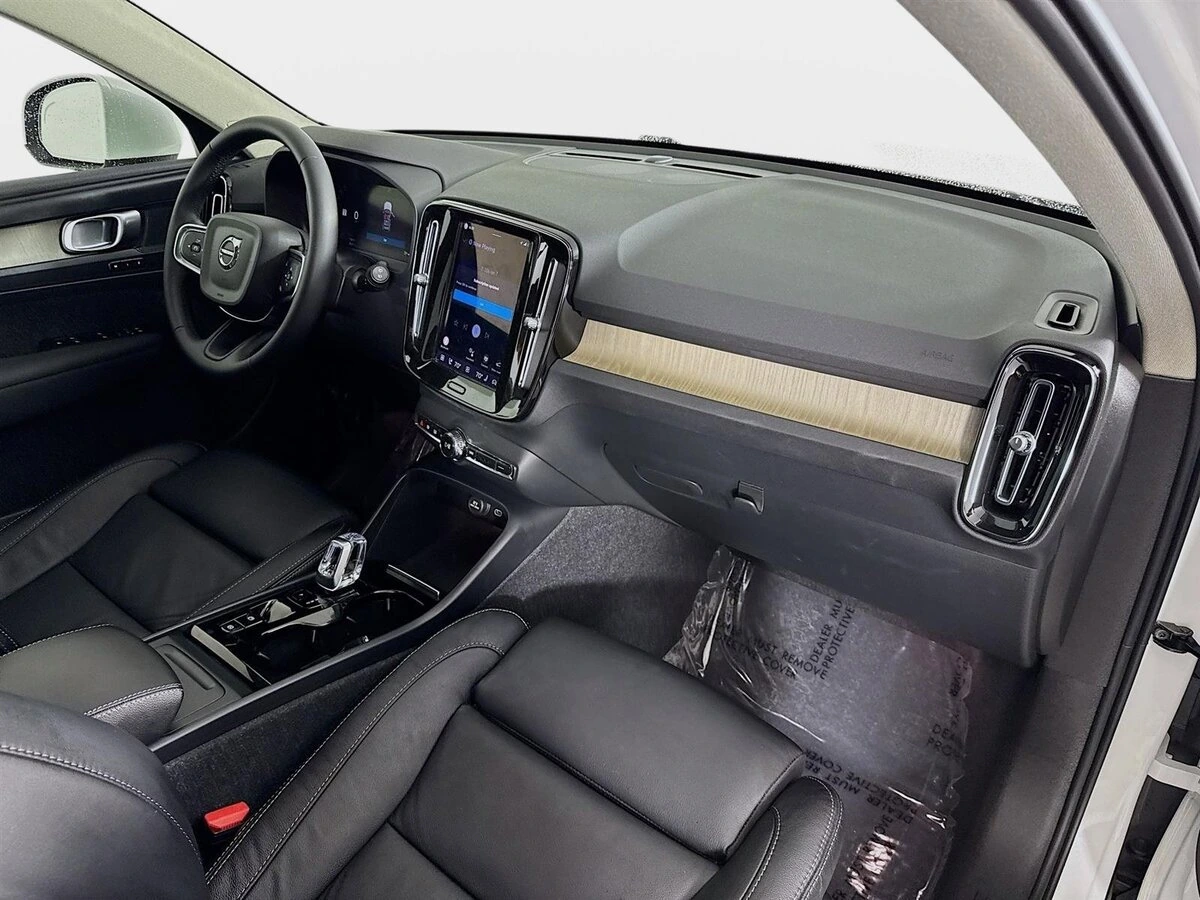 2023 Volvo - image 30