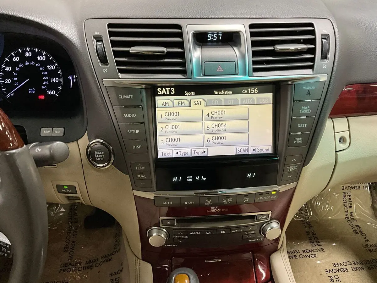 2010 Lexus LS 460 photo 3