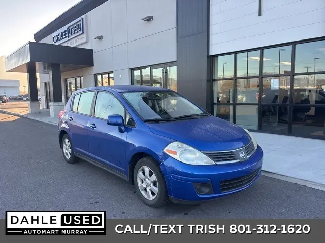 2009 Nissan Versa S's photo