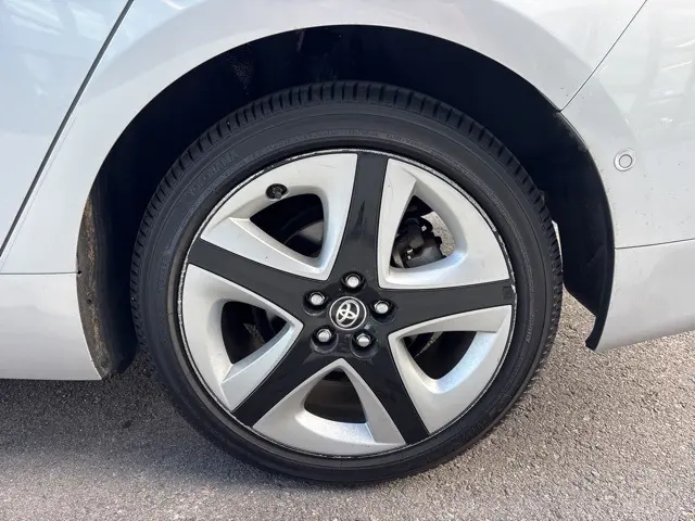 2017 Toyota Prius Four photo 3