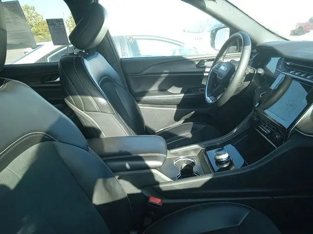 2024 Jeep Grand Cherokee Laredo Altitude photo 11