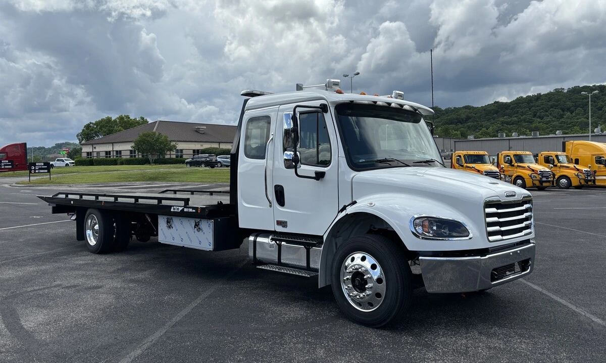 2025 Freightliner M2 106 in Knoxville, TN — photo 3