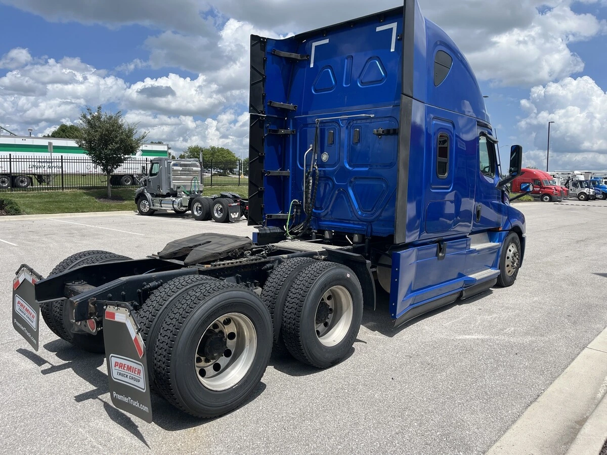 2022 Freightliner Cascadia — photo 5