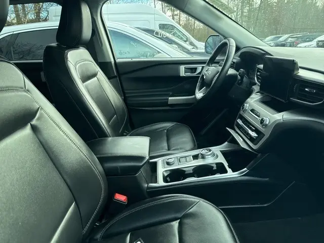 2022 Ford Explorer XLT photo 2