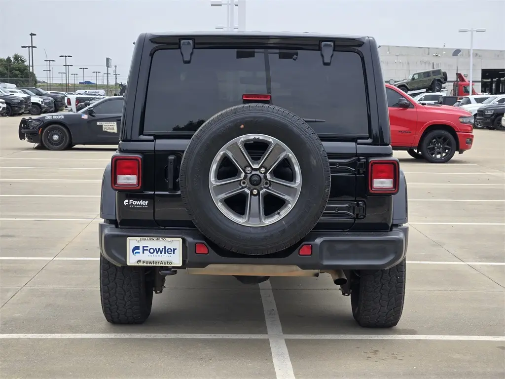 2022 Jeep Wrangler Unlimited Sahara photo 6