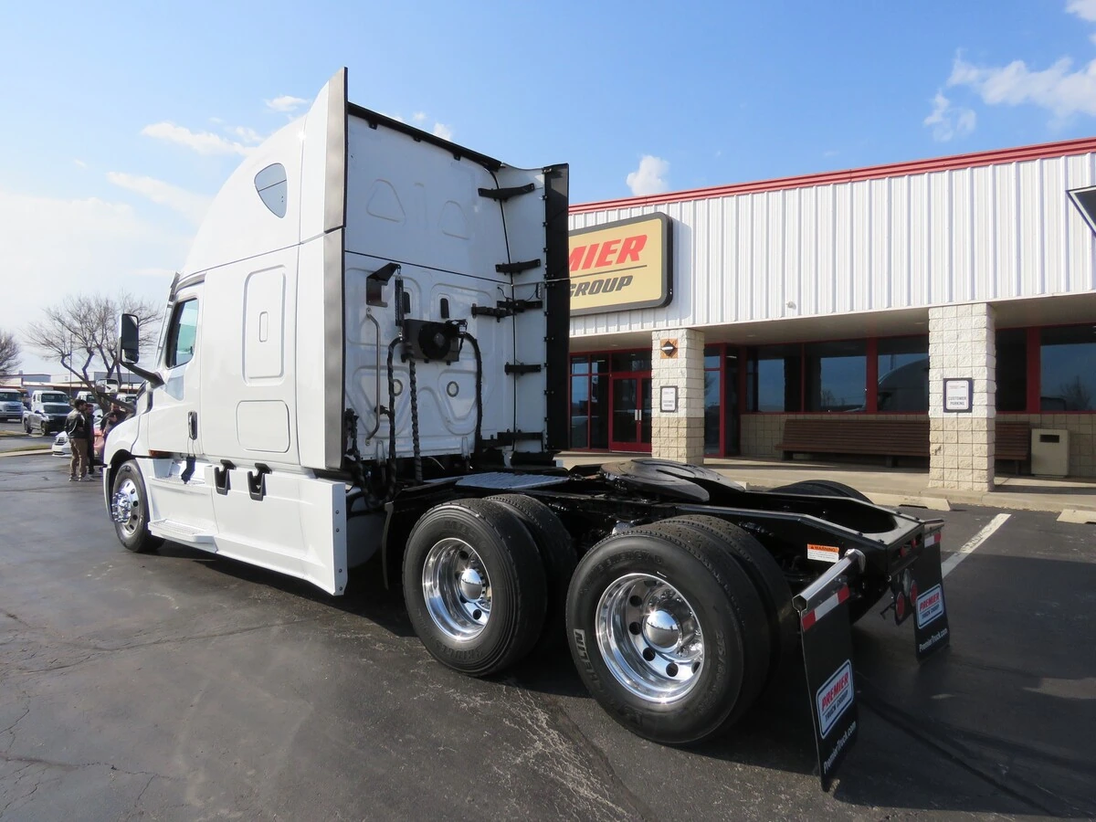2022 Freightliner Cascadia - image 3