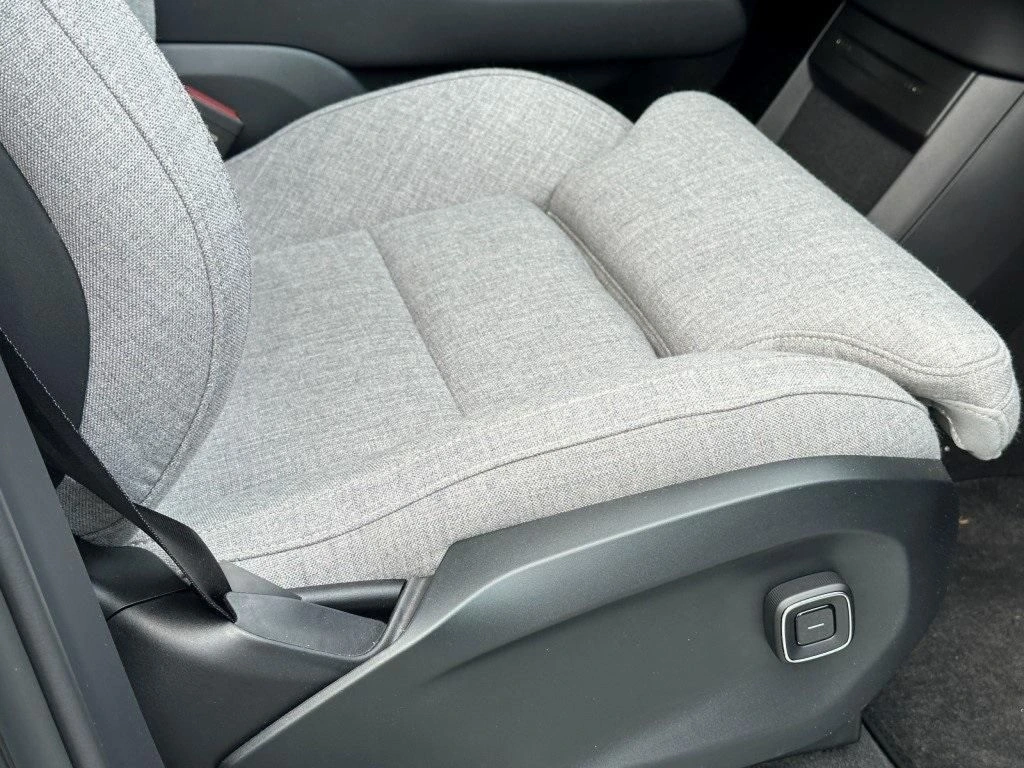 2025 Volvo - image 12