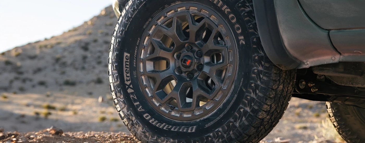 Rueda de una Nissan Frontier PRO-4X 2026 gris