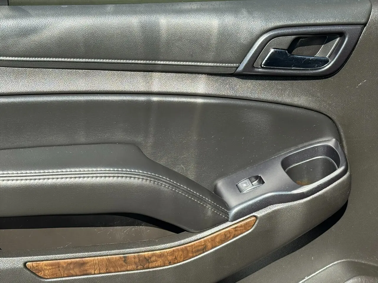 2016 Chevrolet Suburban LT photo 27