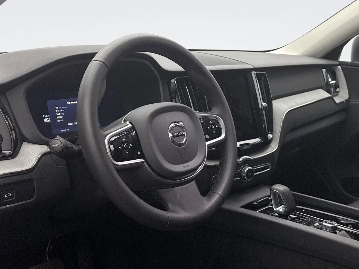 2025 Volvo - image 7