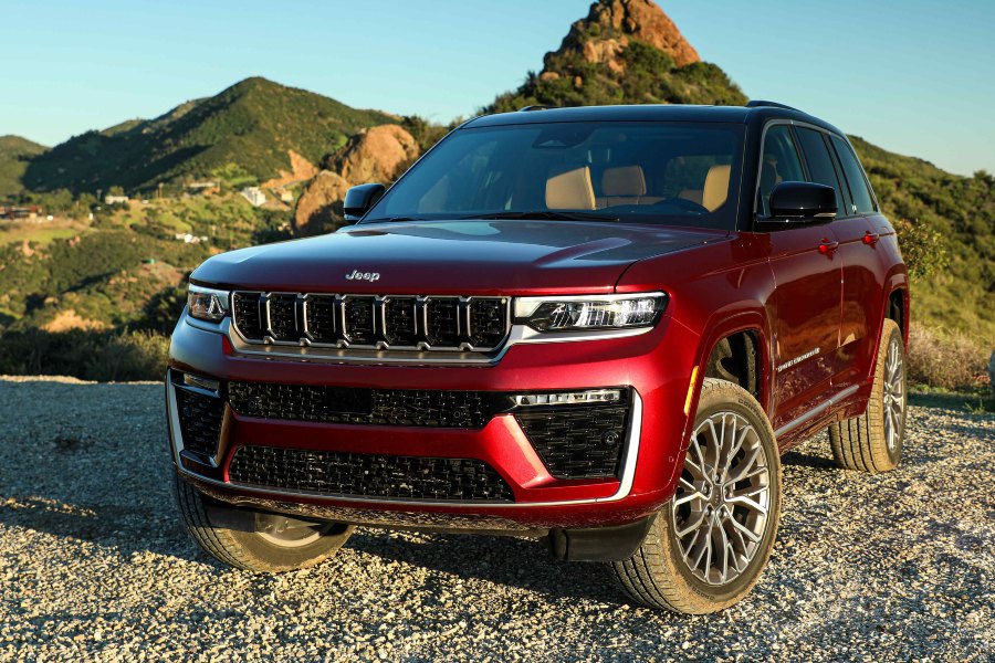 2026 Jeep Grand Cherokee Exterior Driver Side Front Angle
