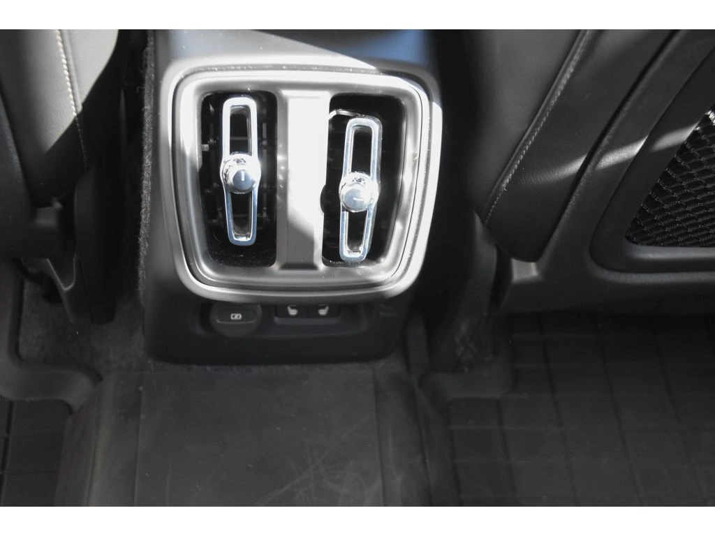 2025 Volvo - image 14