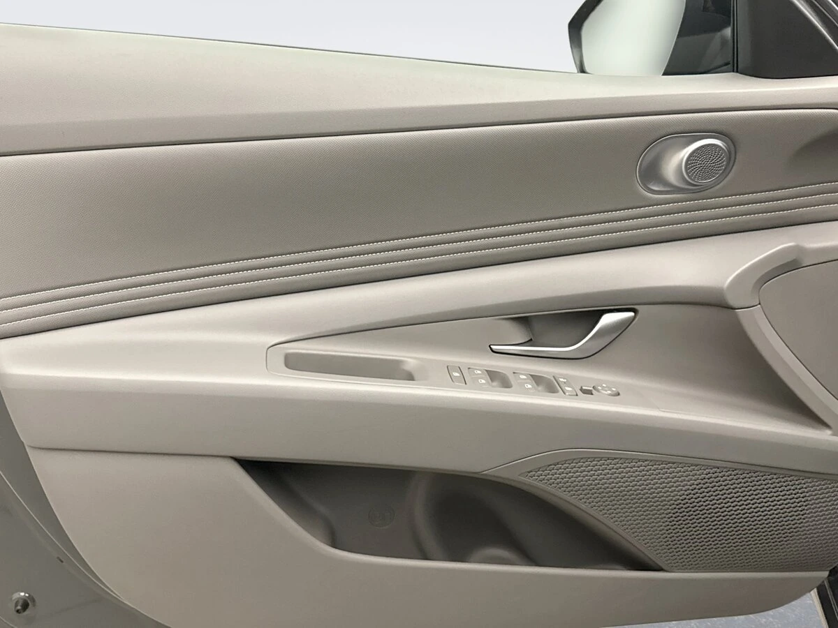 2025 Hyundai Elantra SEL - Photo 9