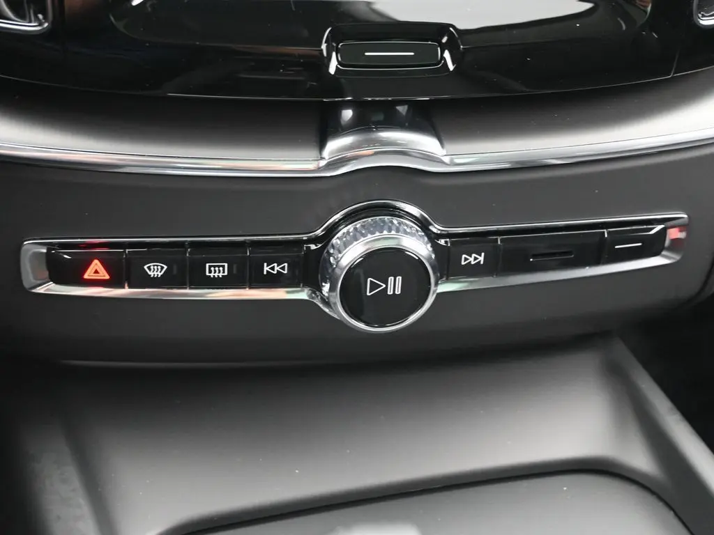2025 Volvo - image 16