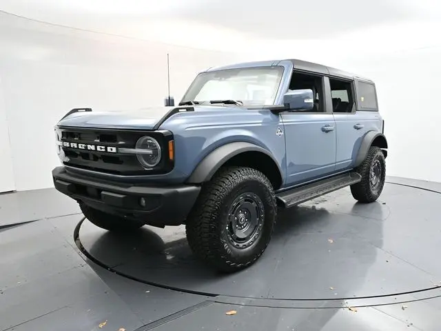 2025 Ford Bronco Outer Banks photo 2