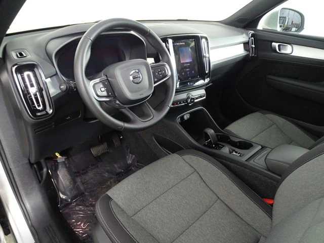 2025 Volvo - image 23