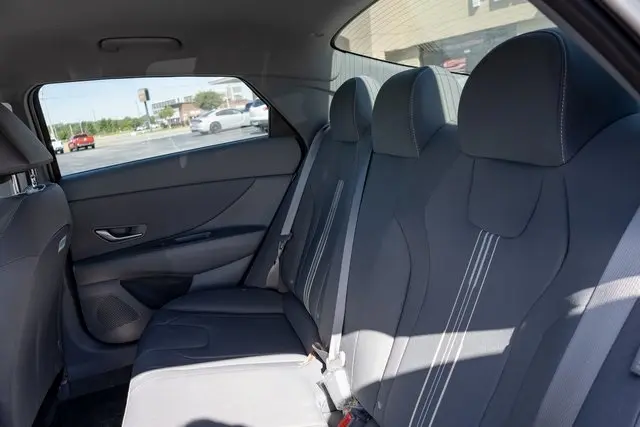 2025 Hyundai Elantra SEL Sport photo 9