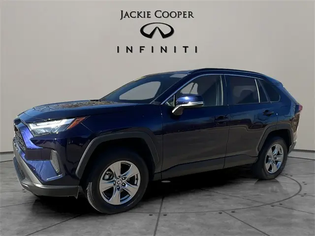 2024 Toyota RAV4 XLE's photo