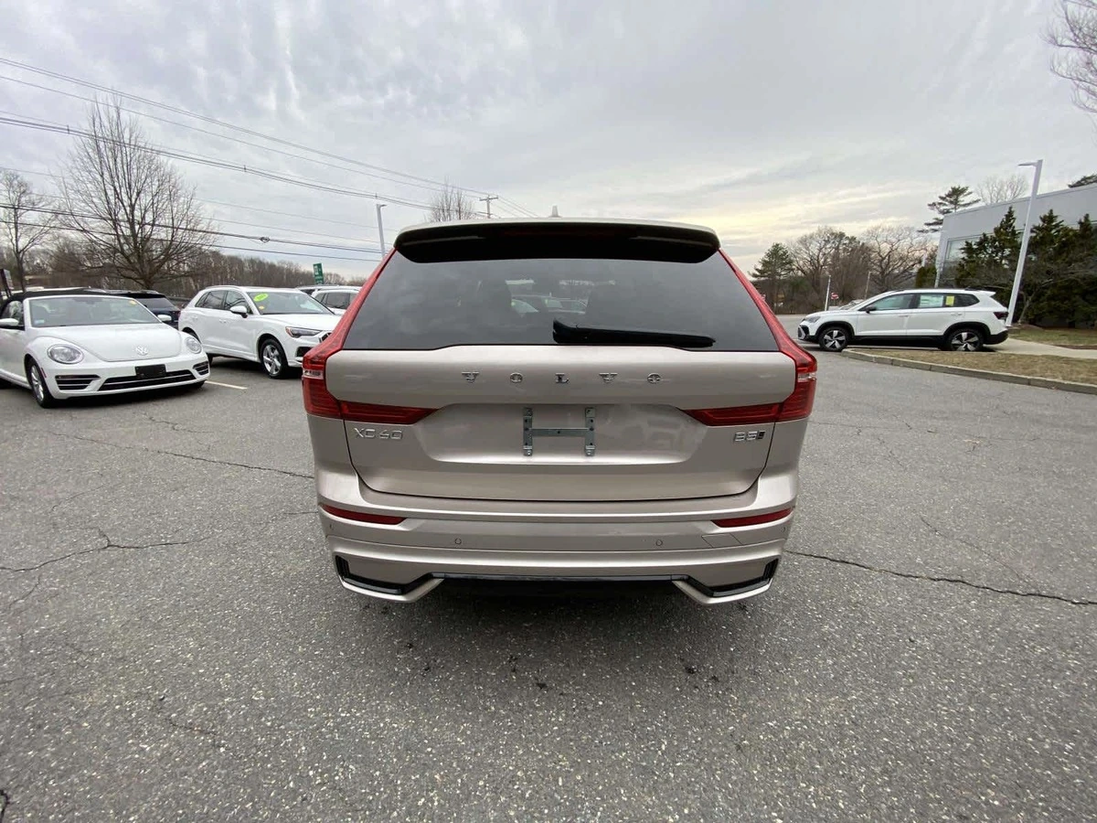 2025 Volvo - image 4