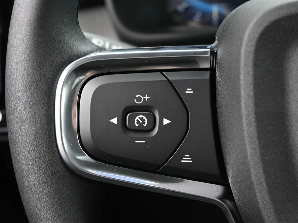 2025 Volvo - image 12