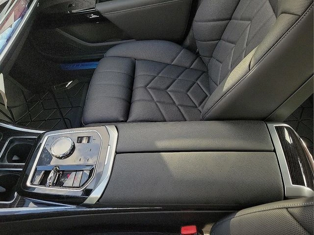 2026 BMW 7 Series 750e - Photo 30