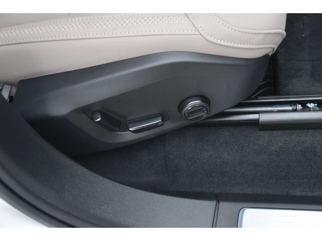 2026 Volvo - image 30