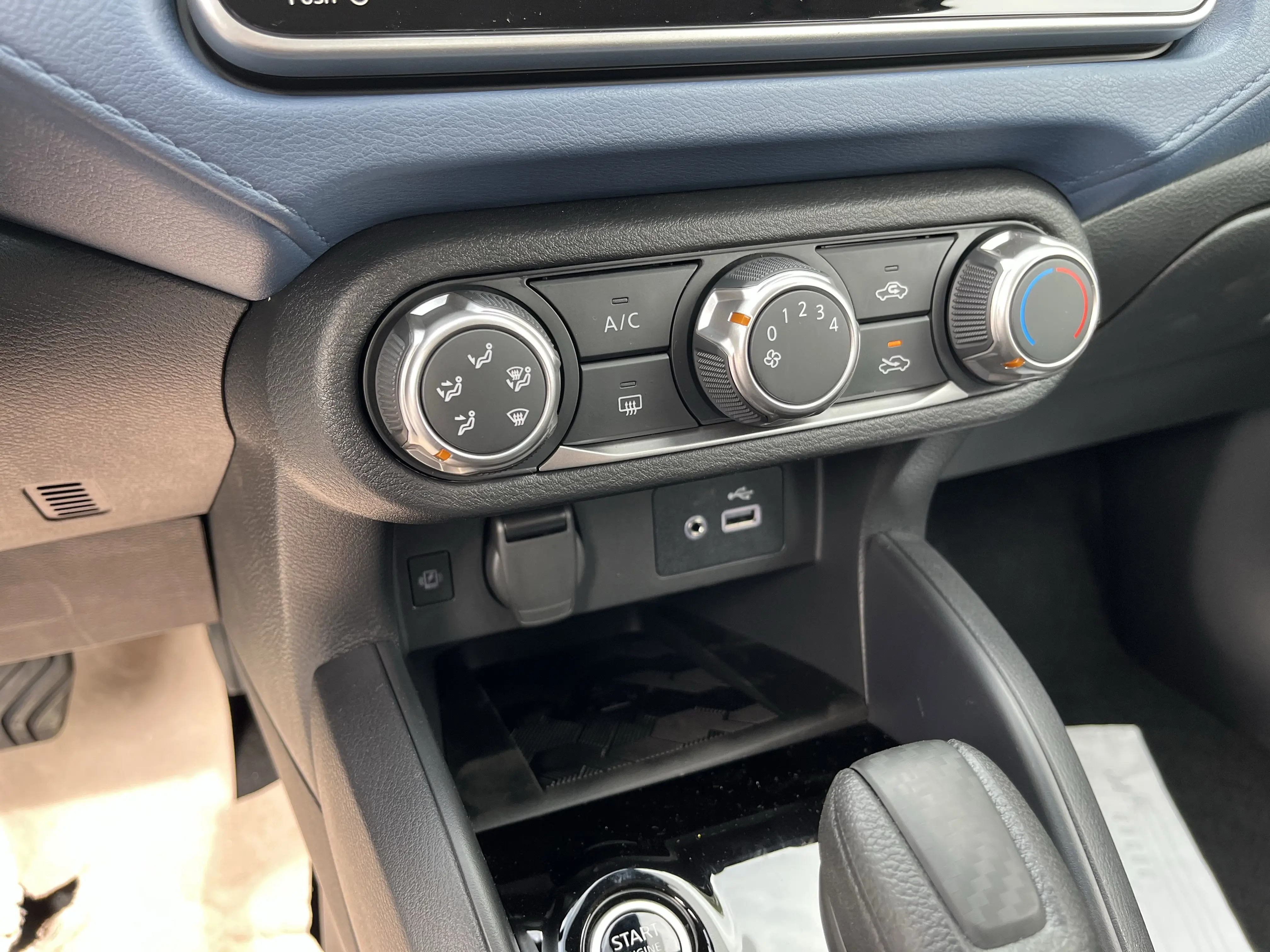 2025 Nissan Versa SV photo 14