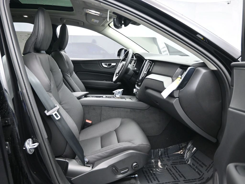 2025 Volvo - image 29