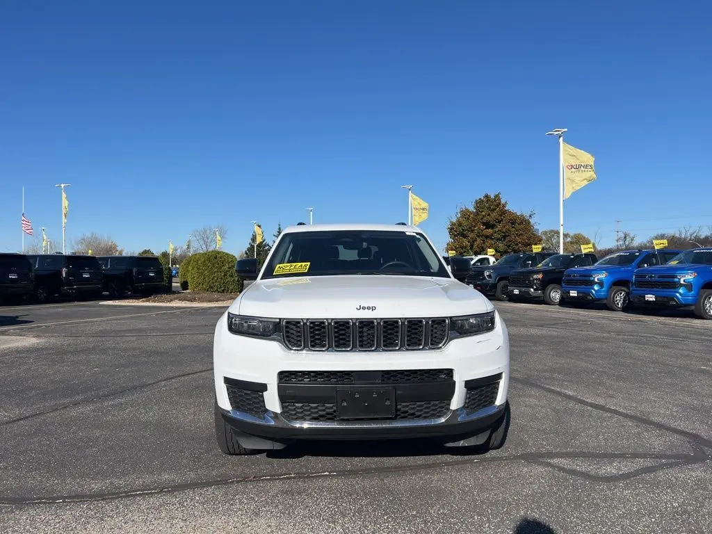 2023 Jeep Grand Cherokee Laredo photo 2