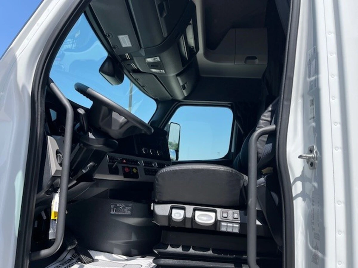 2027 Freightliner - image 7