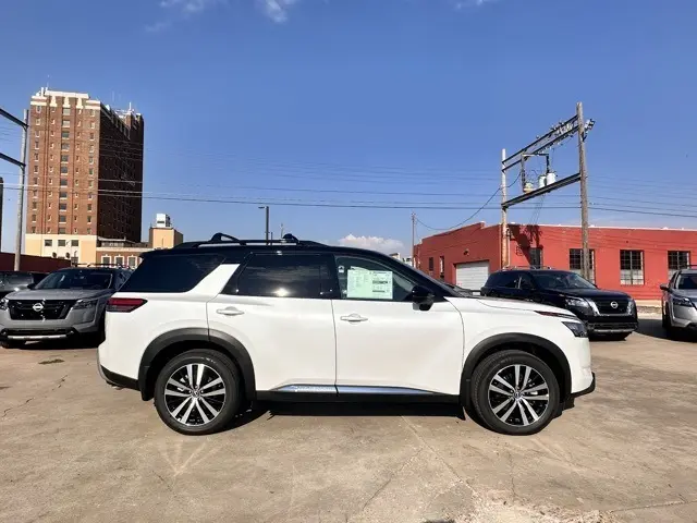 2025 Nissan Pathfinder Platinum photo 3